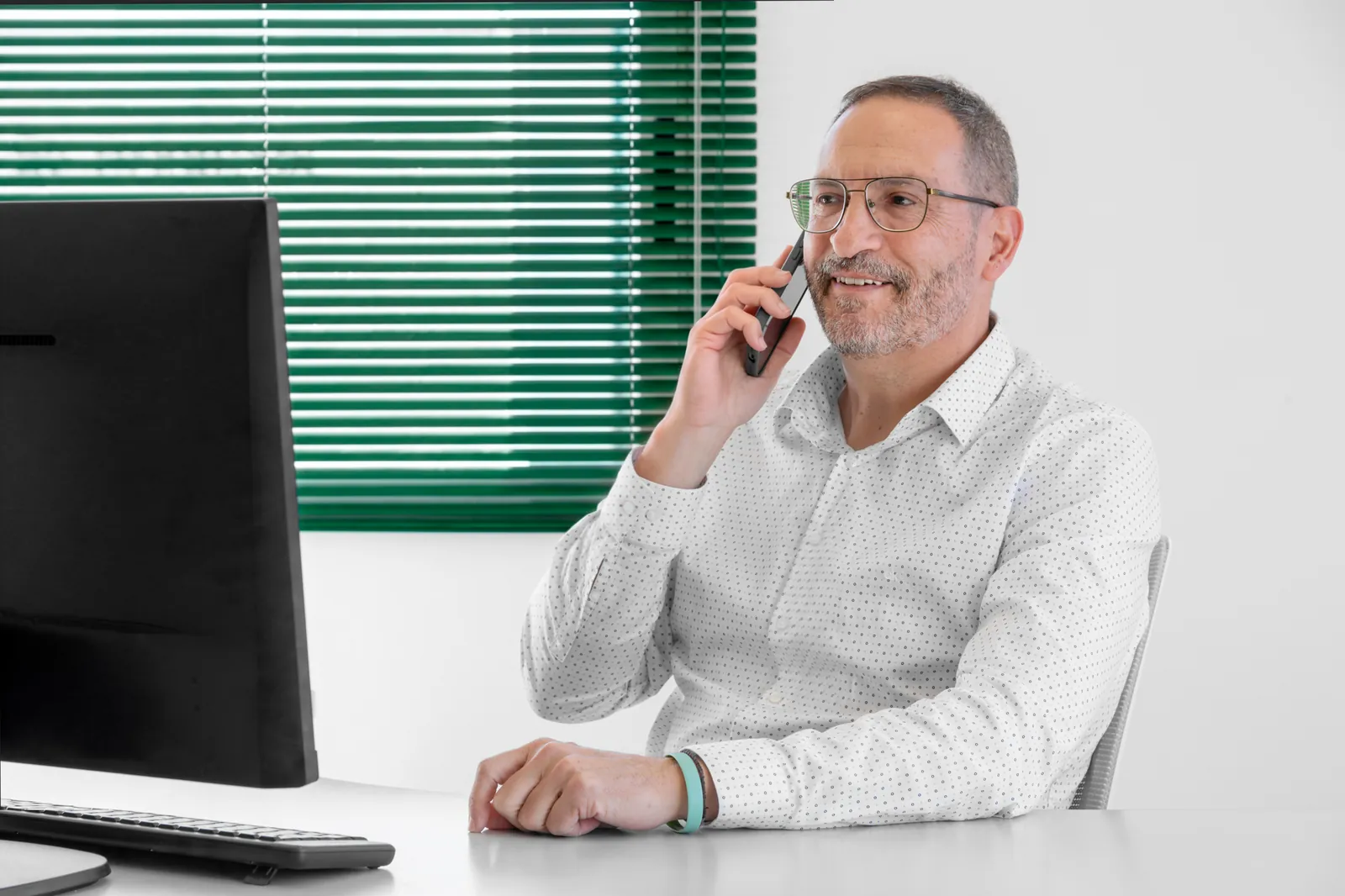 Jorge de DEKA atendiendo una consulta técnica por teléfono