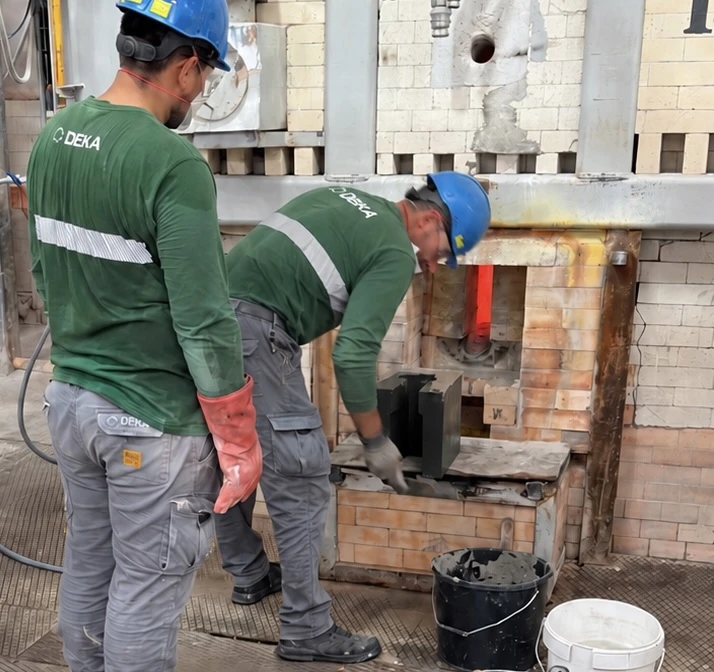 Equipo técnico de DEKA reparando el revestimiento refractario de un horno industrial
